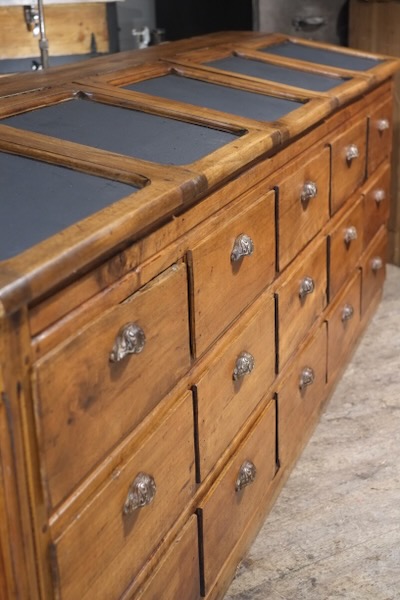 meuble de metier ancien a plusieurs tiroirs et vitrine